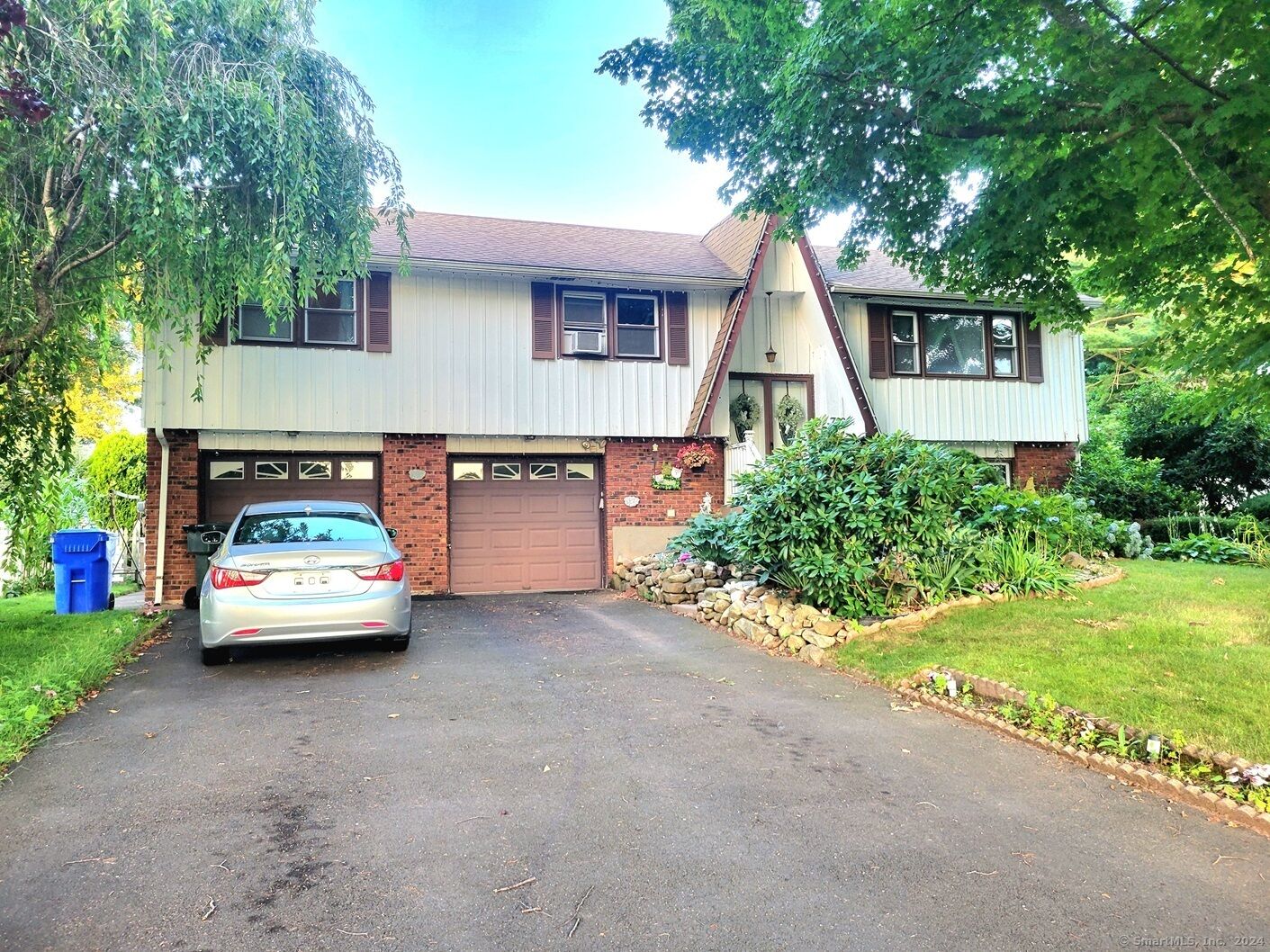 Property Photo:  716 Oak Street  CT 06118 