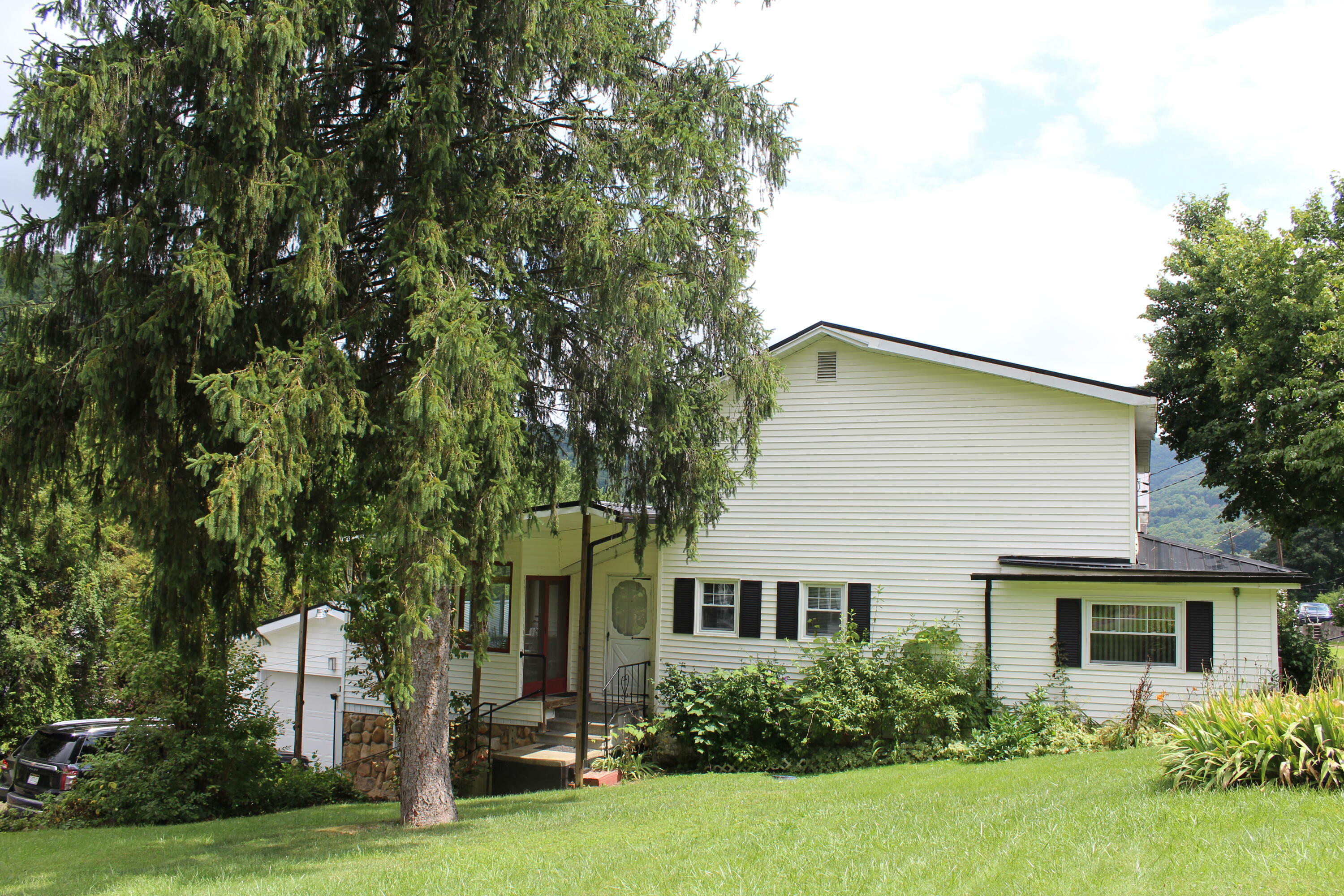 Property Photo:  34 Spruce St  WV 26261 