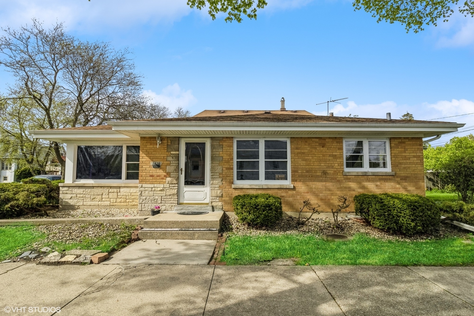 Property Photo:  5620 W Belle Plaine Avenue  IL 60634 