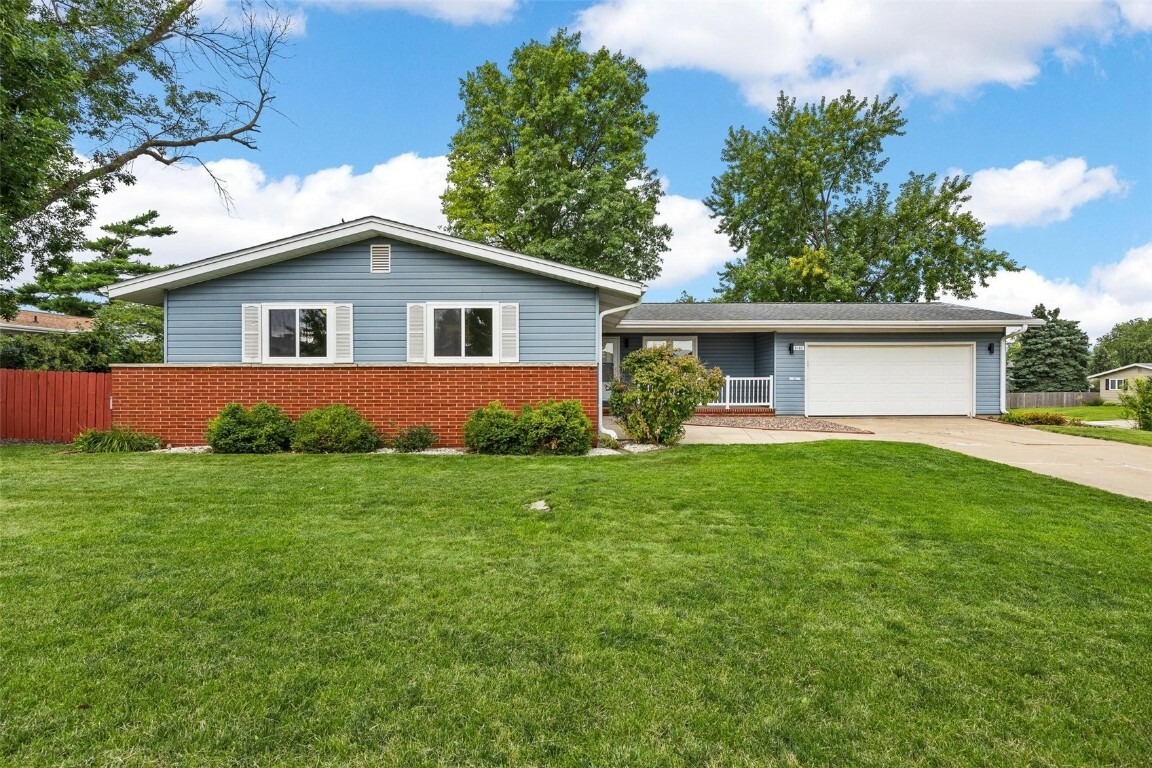 Property Photo:  5101 Spencer Drive SW  IA 52404 