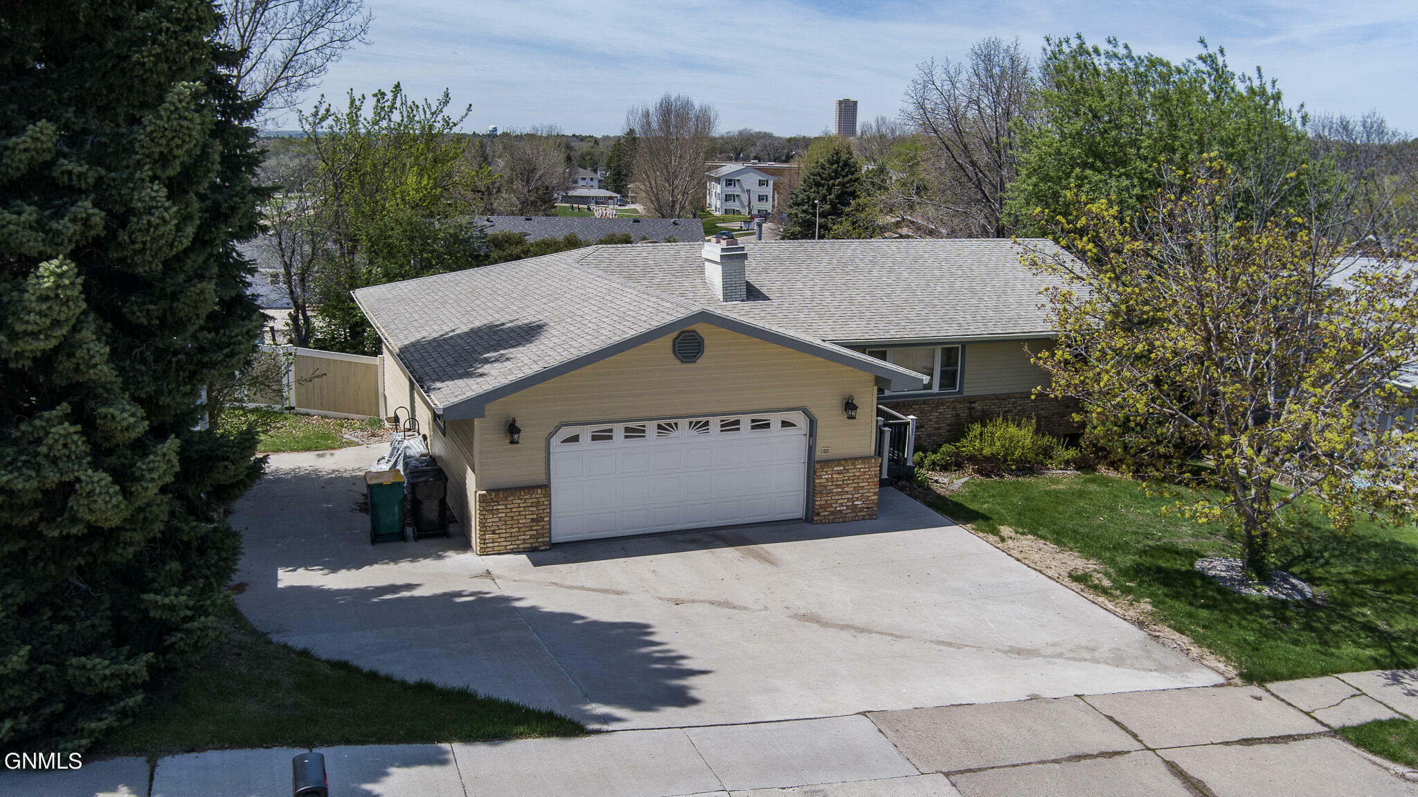 Property Photo:  1122 Hillside Terrace  ND 58501 