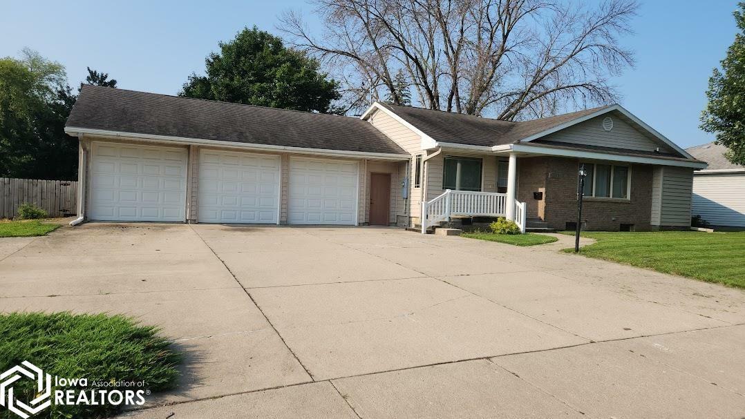 Property Photo:  813 4th Street  IA 50401 