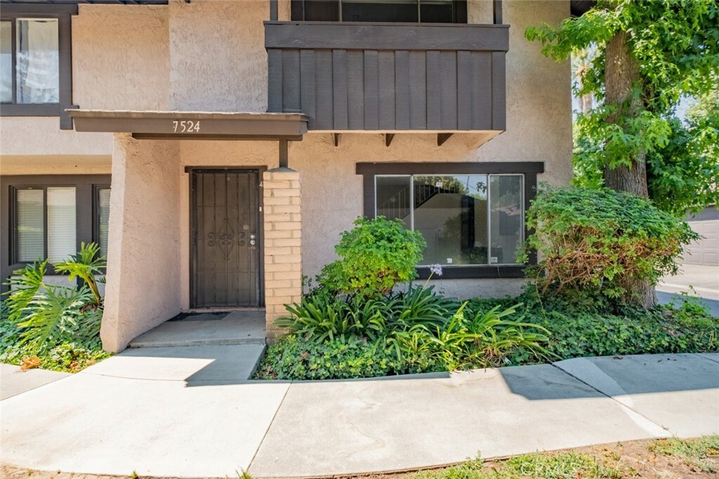 Property Photo:  7524 Corbin Avenue 4  CA 91335 