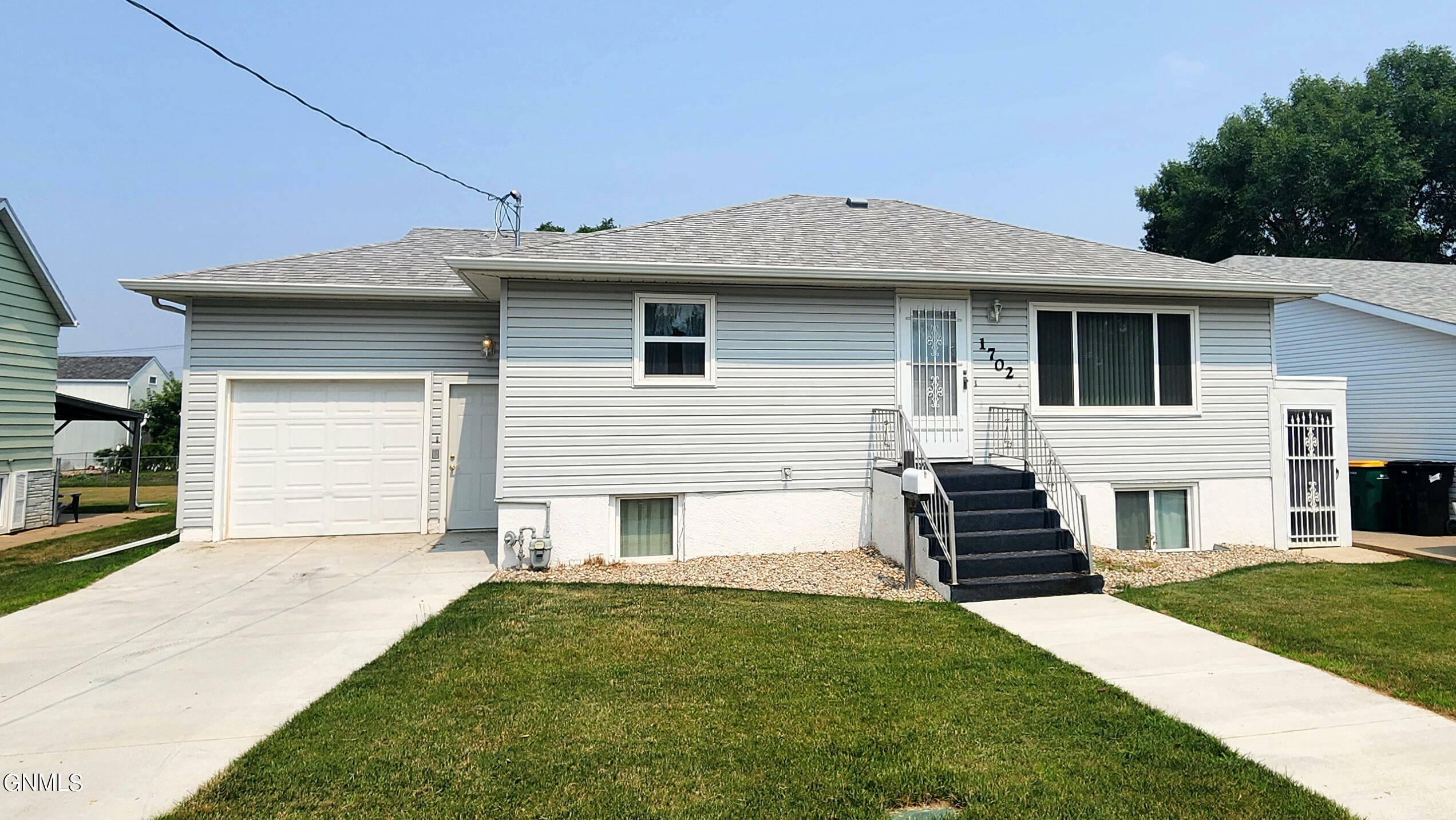 Property Photo:  1702 Bowen Avenue E  ND 58504 