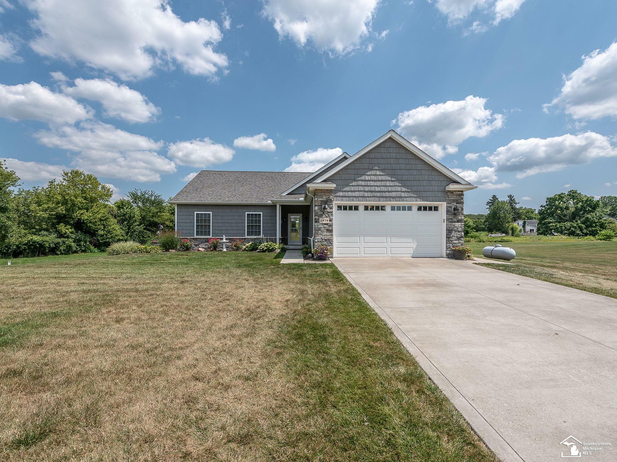 Property Photo:  1979 W Lloyd  MI 48131 