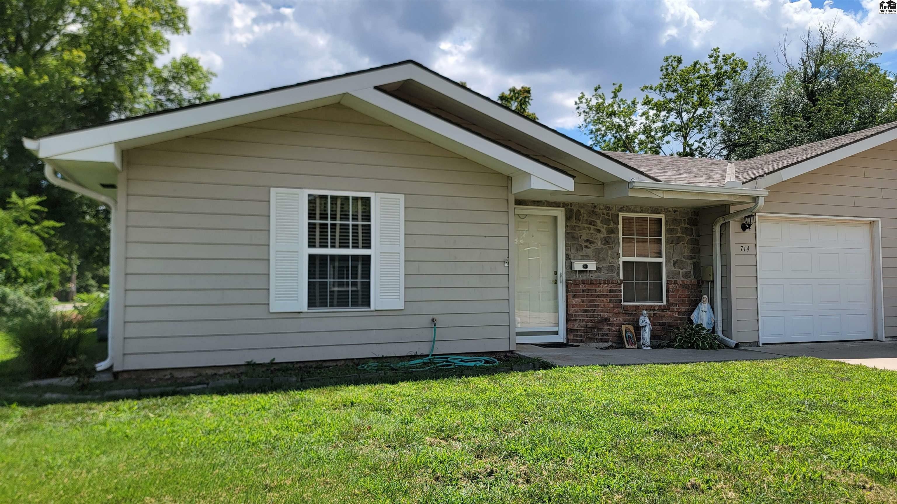 Property Photo:  714 Loomis St  KS 67460 