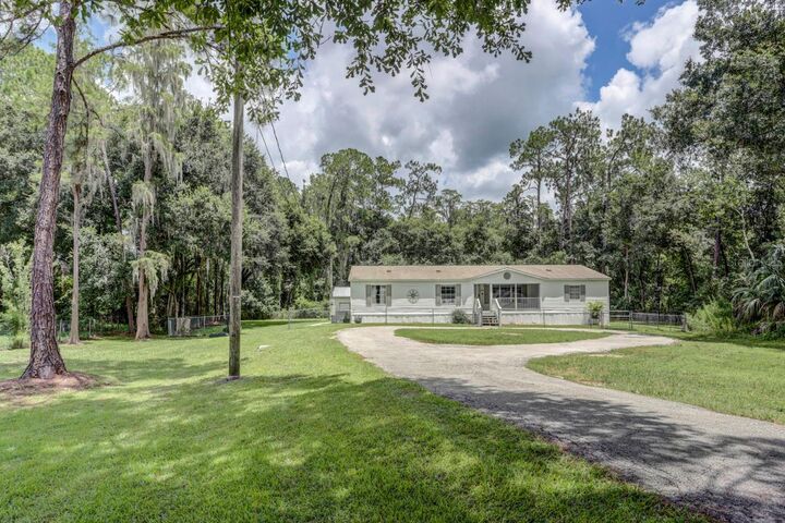 Property Photo:  2105 Creekwood Run  FL 33809 