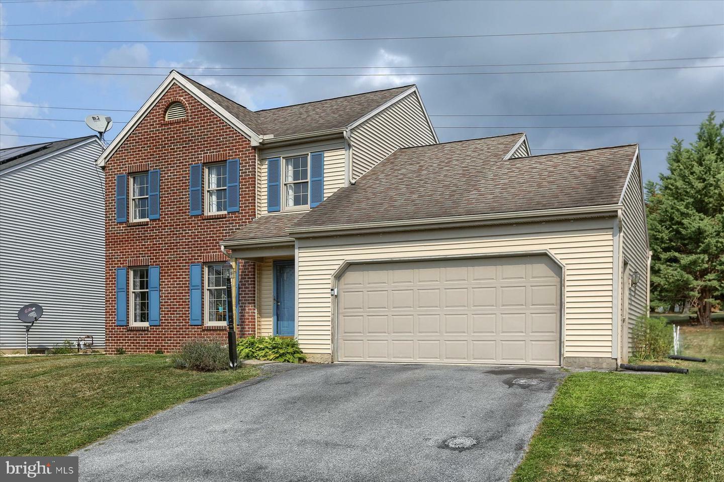 Property Photo:  305 Oak Leaf Lane  PA 17602 