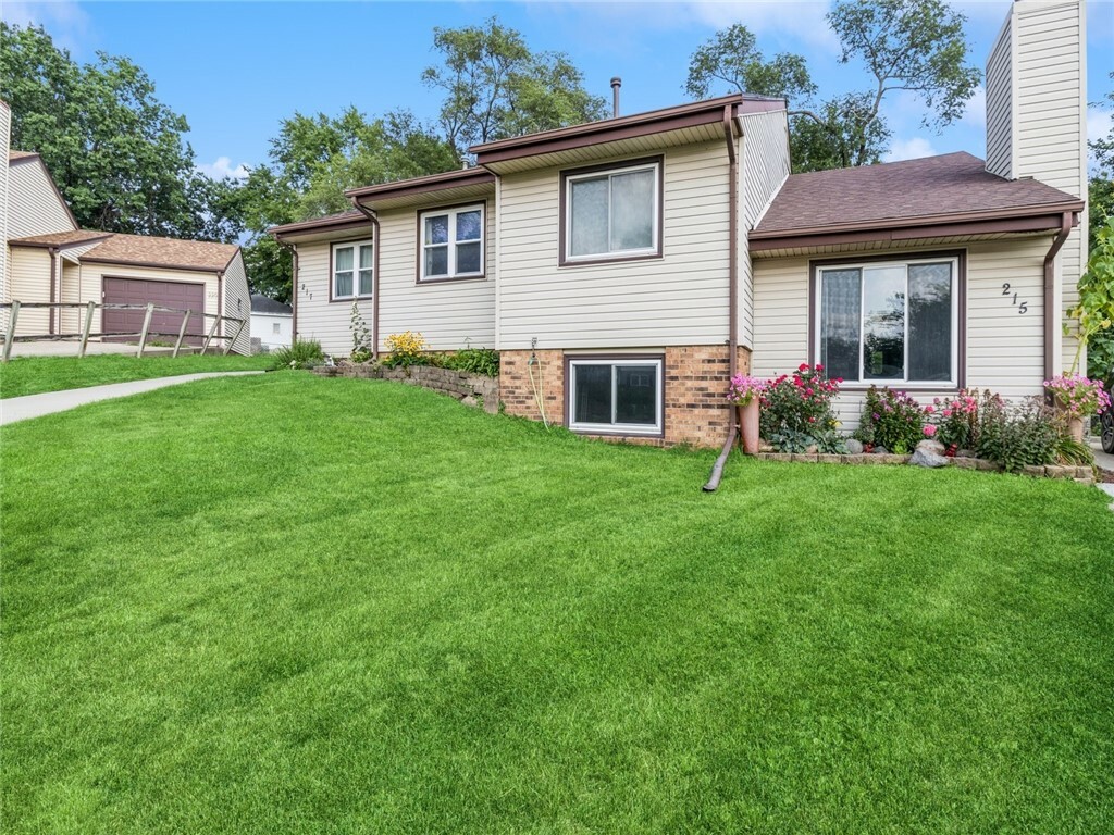 215 E Hughes Circle  Des Moines IA 50315 photo