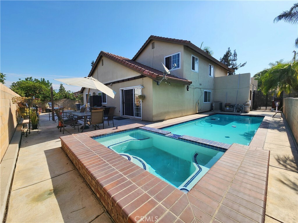 Property Photo:  811 Redlen Avenue  CA 90601 