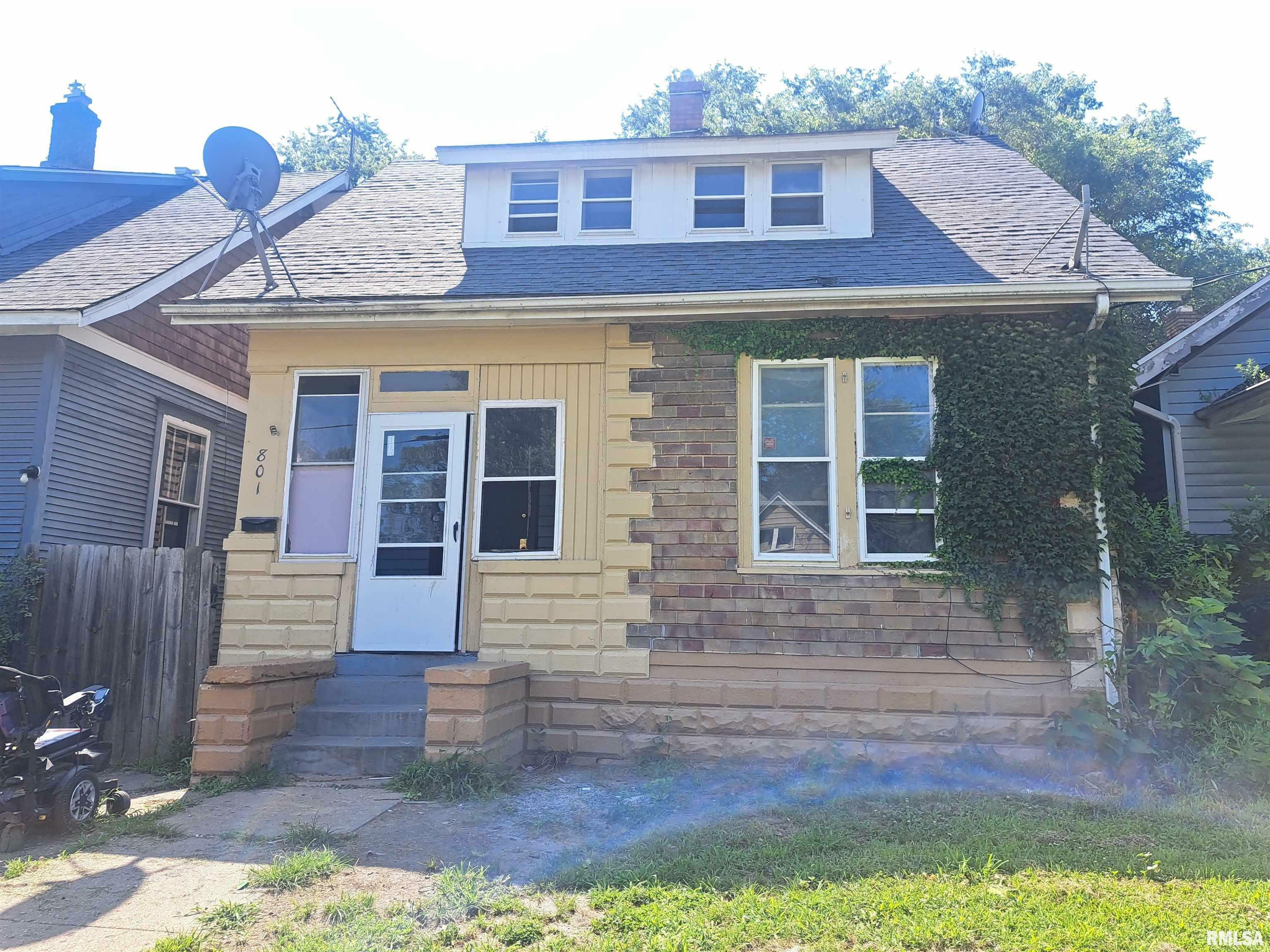 Property Photo:  801 S Blaine Street  IL 61605 