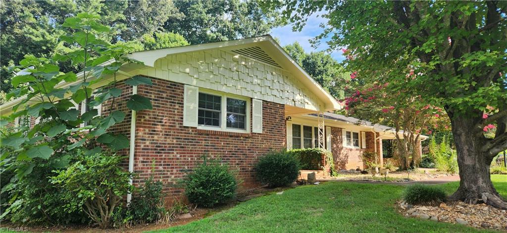 Property Photo:  250 Robinhood Road  NC 28659 