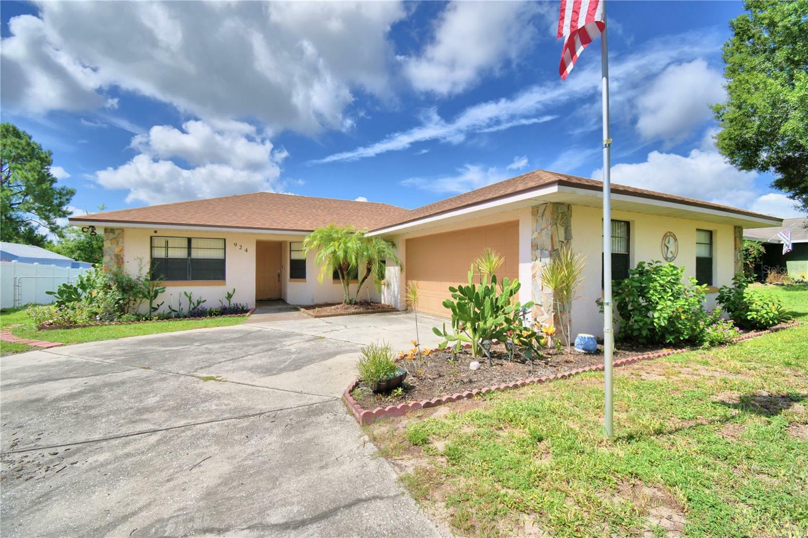 Property Photo:  924 Hillgrove Lane  FL 33823 