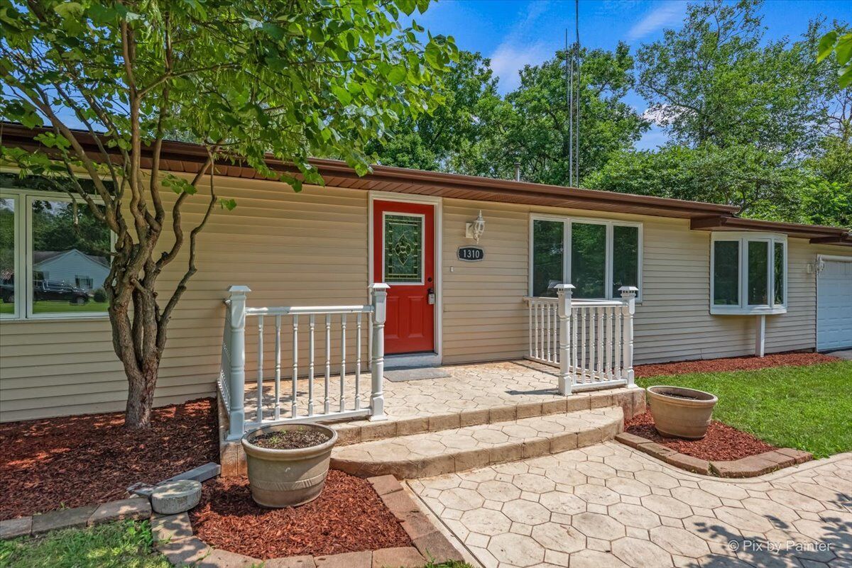 Property Photo: 1310 Spring Beach Way Way IL 60013