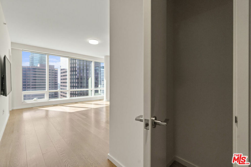 Property Photo:  877 Francisco Street 2109  CA 90017 