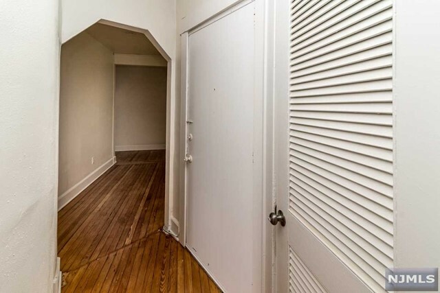 Property Photo:  140 West Allendale Avenue 2B  NJ 07401 