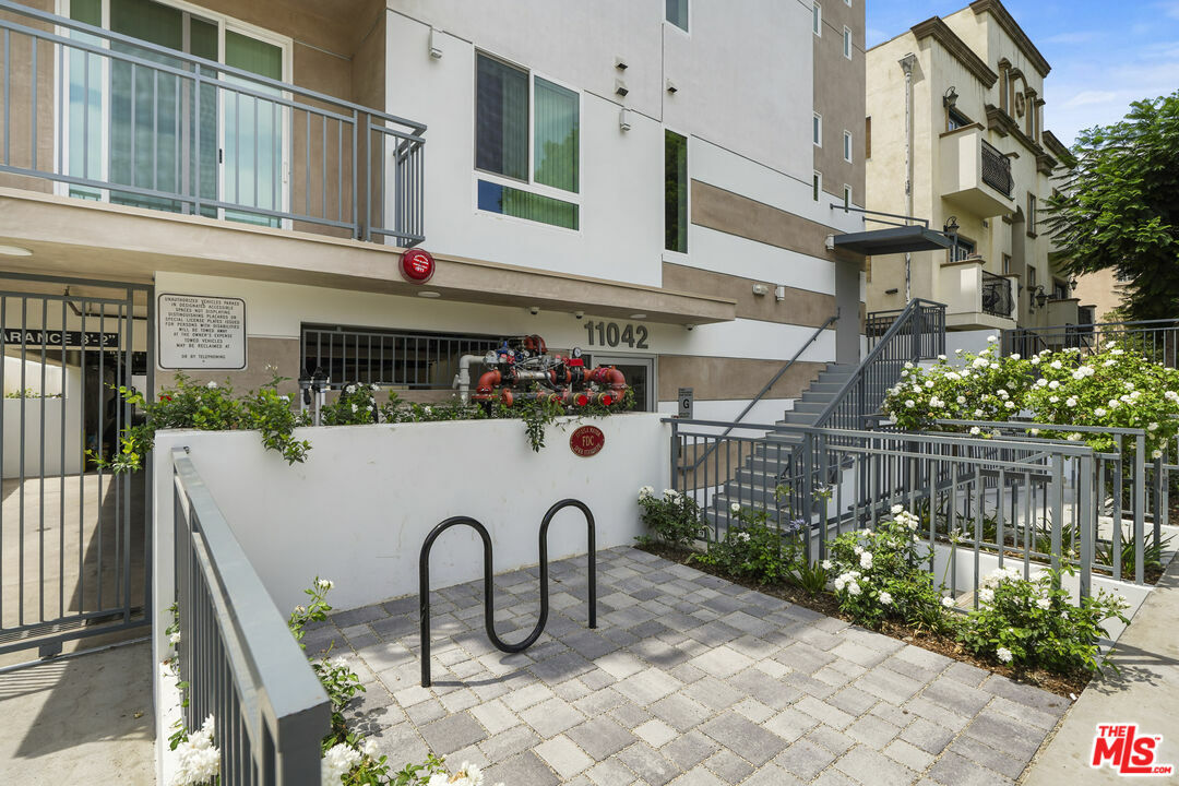 Property Photo:  11042   La Maida St 304  CA 91601 