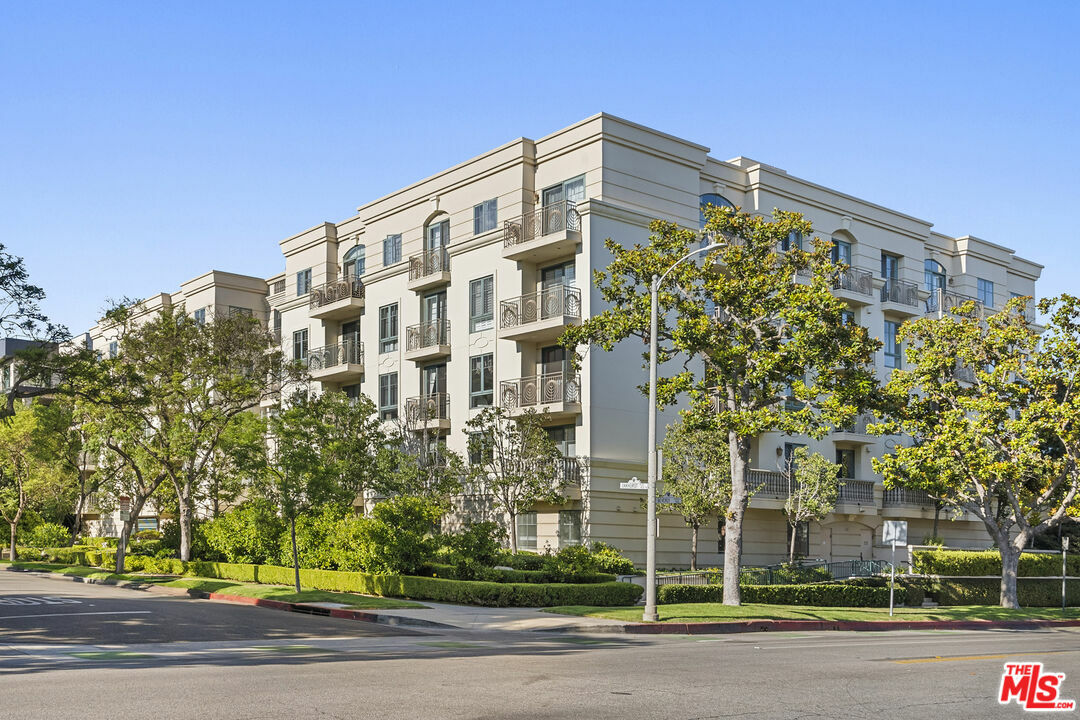 Property Photo:  430  N Oakhurst Dr 208  CA 90210 