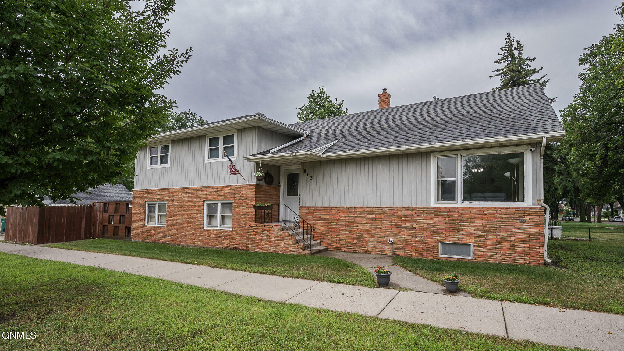 Property Photo:  803 Boulevard Avenue E  ND 58501 