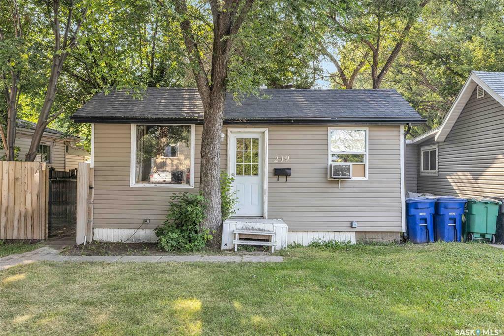 Property Photo:  219 Y Avenue S  SK S7M 3J4 