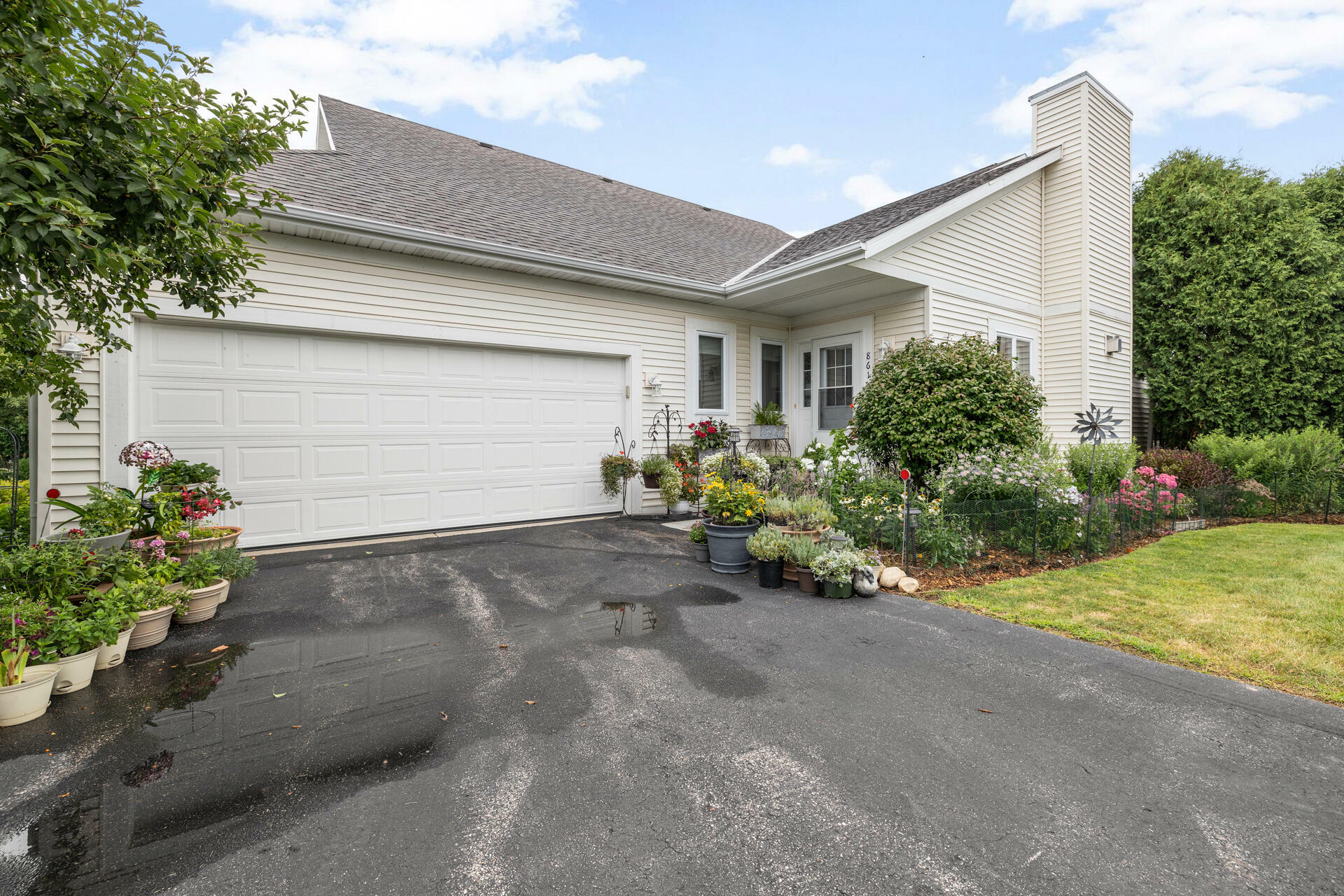 Property Photo:  861 Bridlewood Dr  WI 53027 