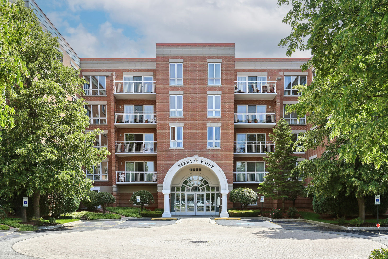 Property Photo: 4655 N Cumberland Avenue 408 IL 60706