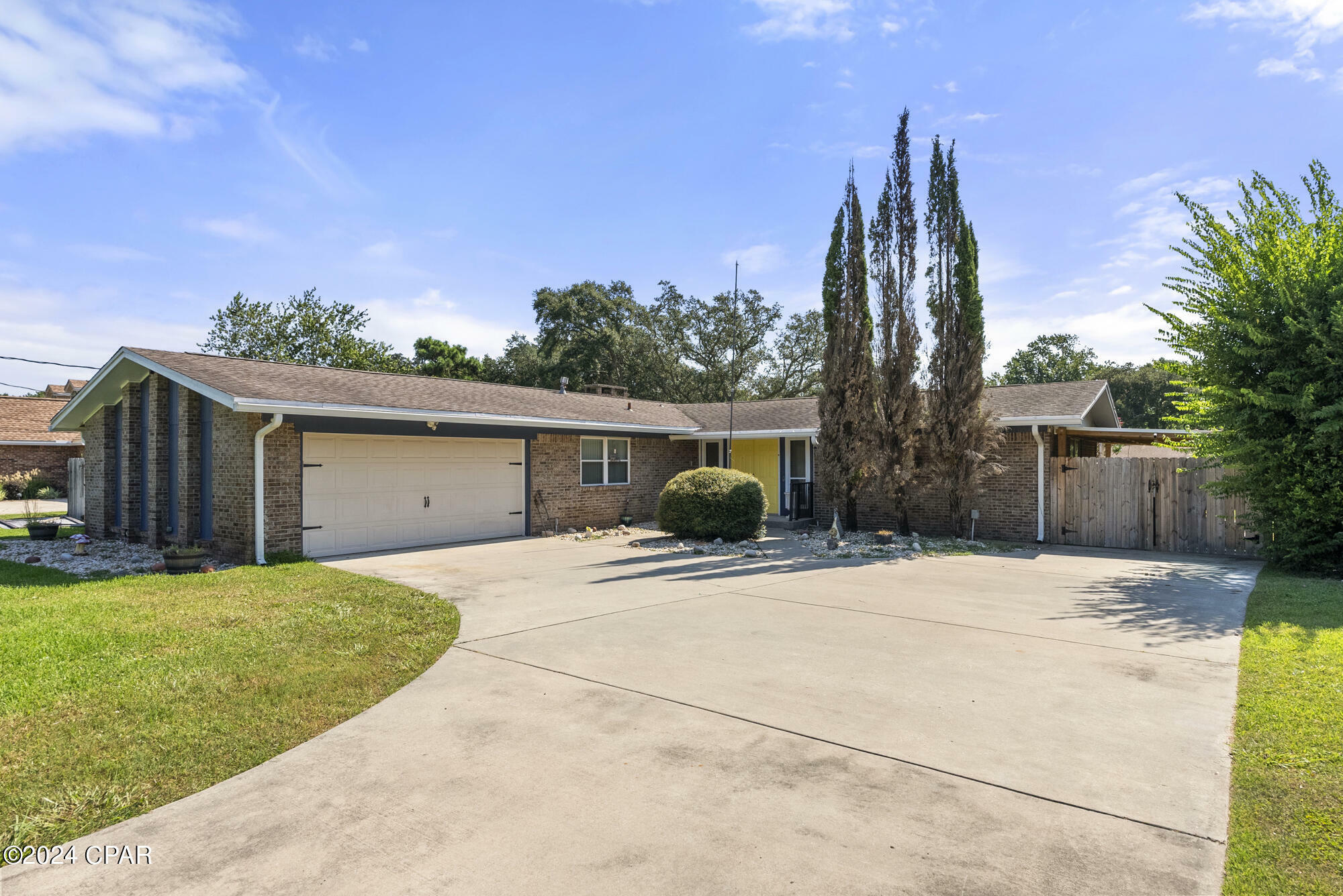 Property Photo:  618 NE Country Club Avenue  FL 32547 