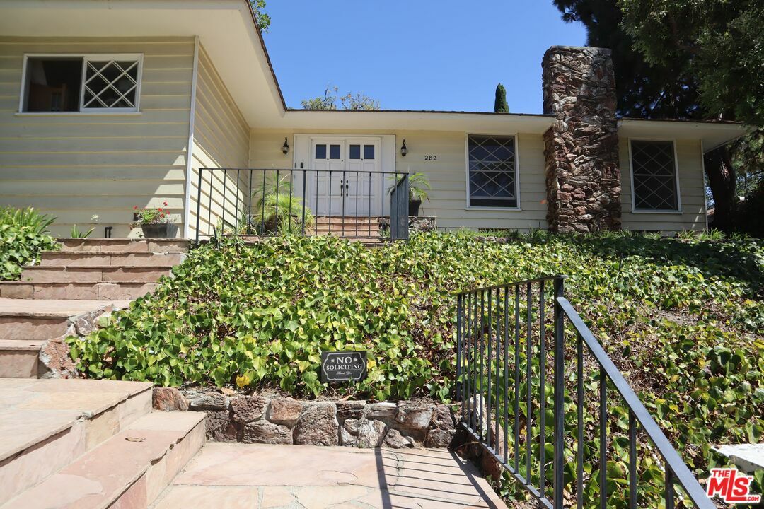 Property Photo:  282   Tavistock Ave  CA 90049 