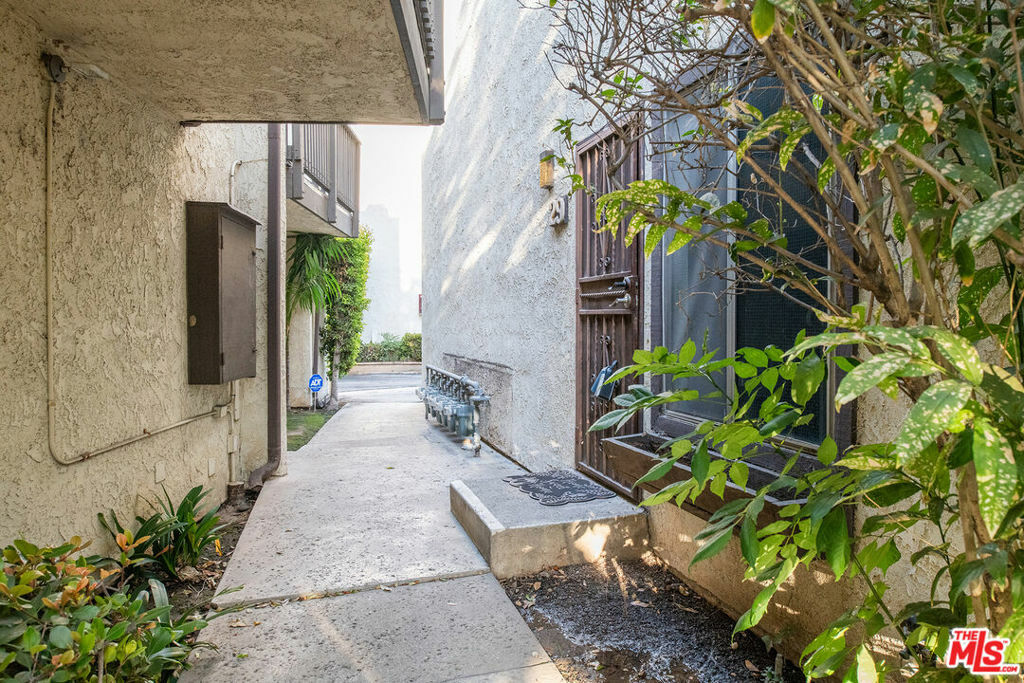 Property Photo:  3113 Atlantic Avenue 29  CA 90807 