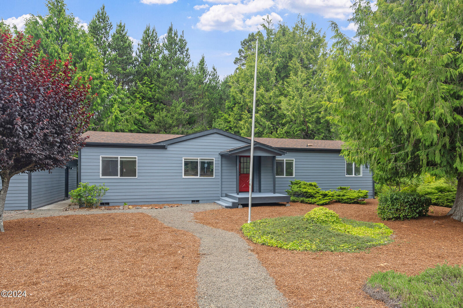 Property Photo: 520 Seagrove Loop OR 97367