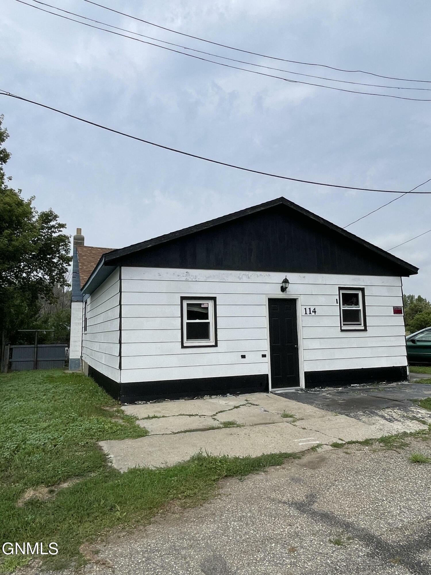 Property Photo:  114 4th Avenue W  ND 58580 