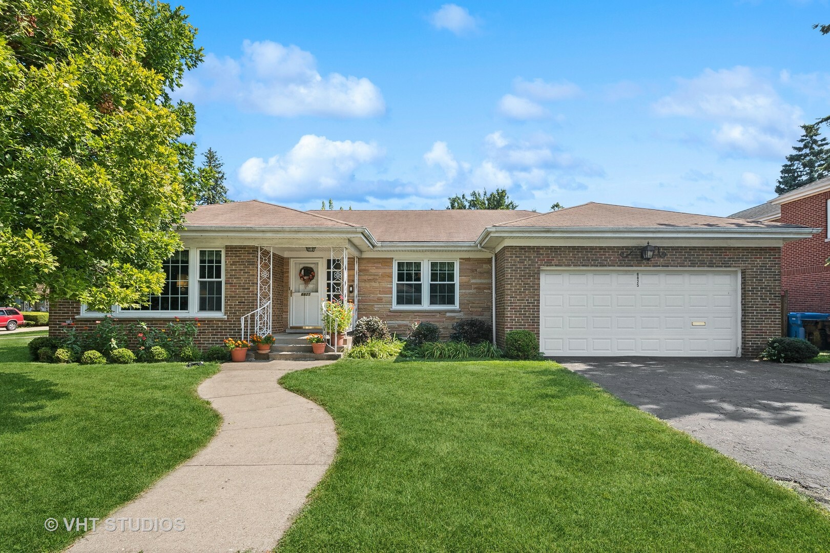 Property Photo:  6825 N Loron Avenue  IL 60646 