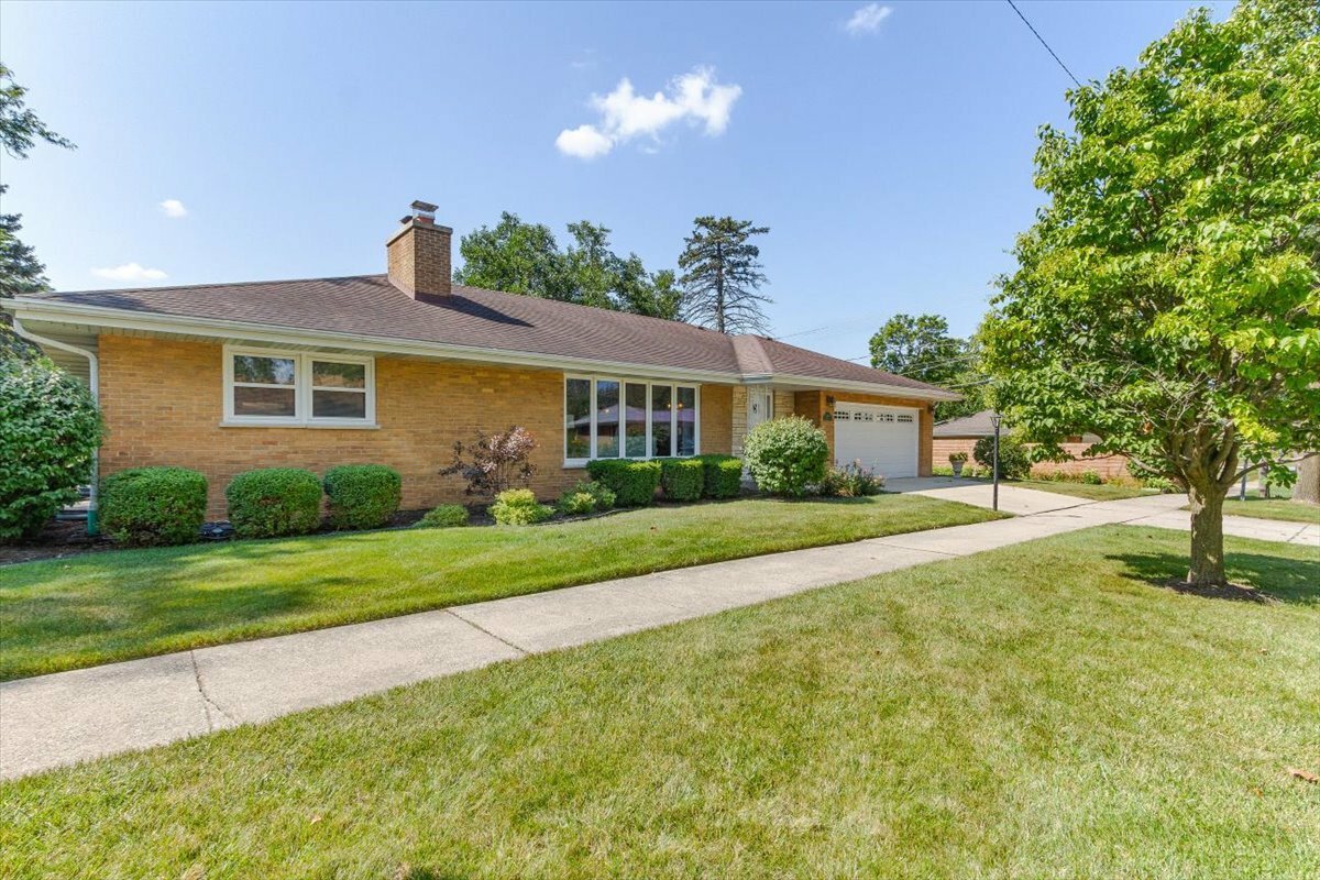 Property Photo:  844 N Greenwood Avenue  IL 60068 