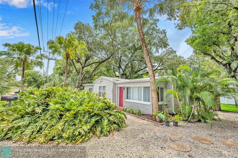 Property Photo:  2403 SW 15th Ave  FL 33315 