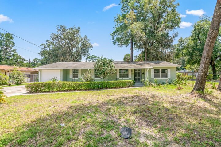 Property Photo: 703 NE 6th Place FL 32601
