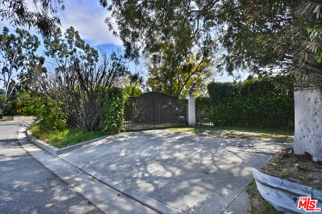 Property Photo:  2901  Benedict Canyon Drive  CA 90210 