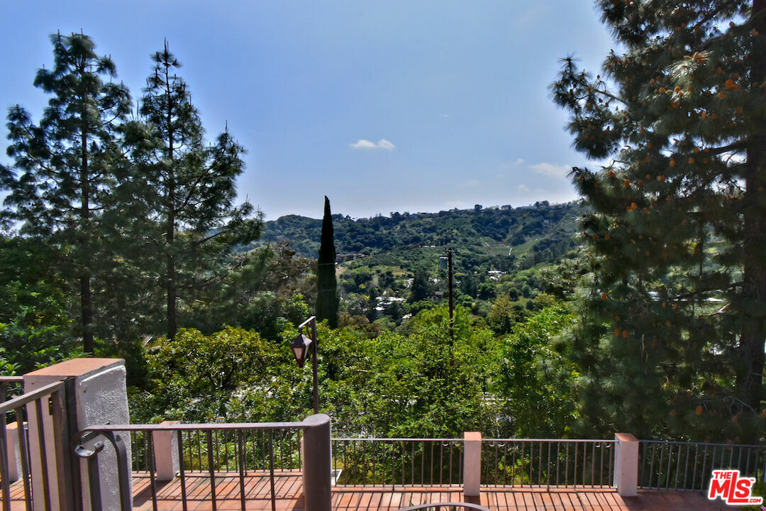 Property Photo:  2901  Benedict Canyon Drive  CA 90210 