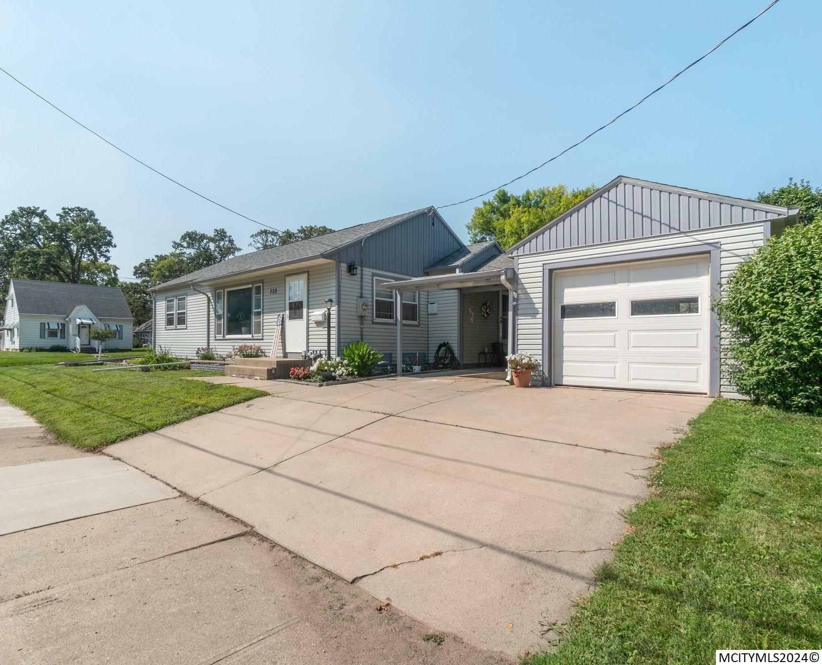 Property Photo:  732 14th NE  IA 50401 