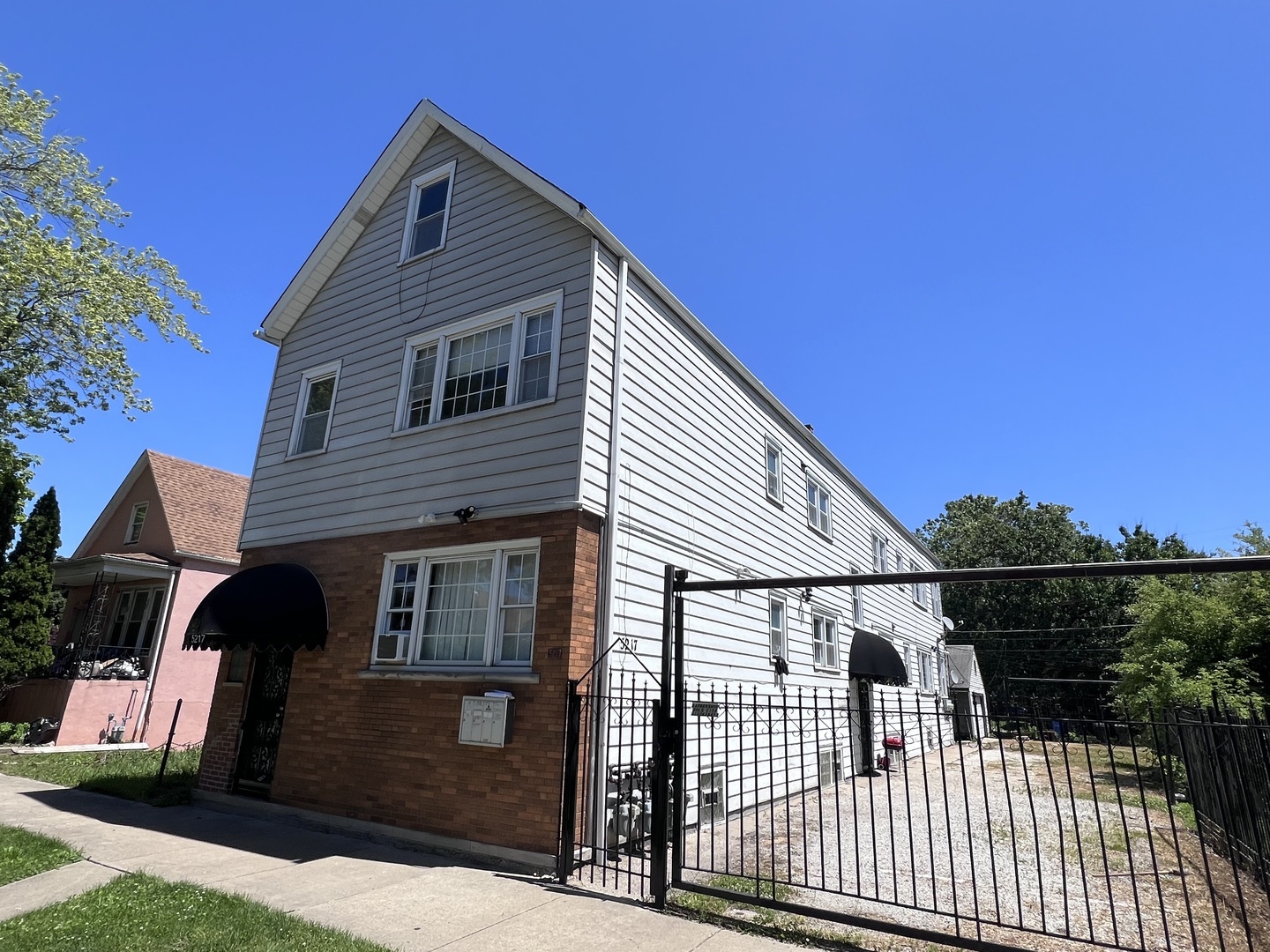 Property Photo:  5217 S Hermitage Avenue 1R  IL 60609 