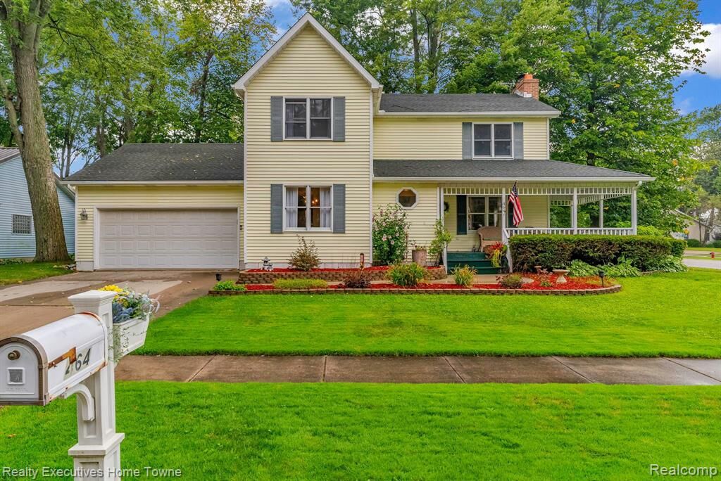 Property Photo:  464 Central Street  MI 48040 1014 