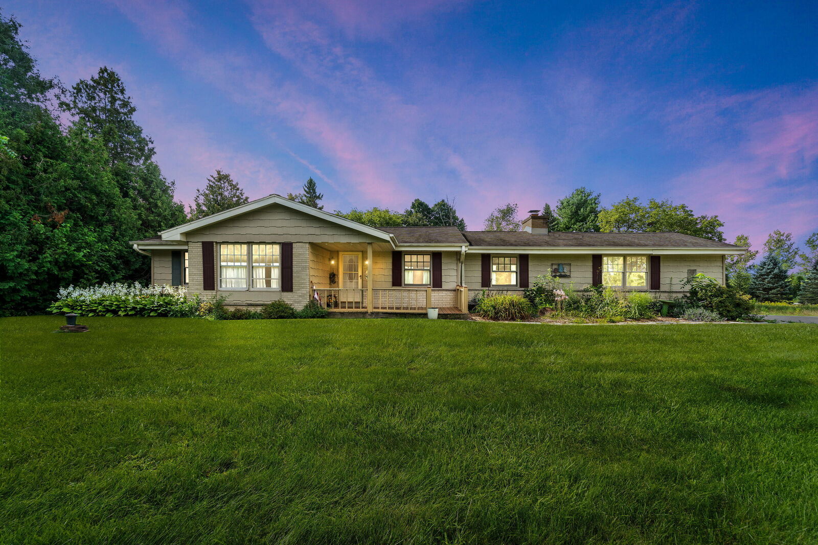 Property Photo: 10665 Robinwood Ct WI 53012