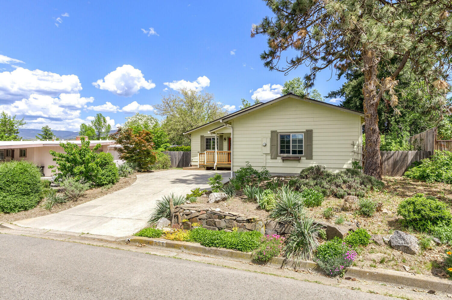 750 Oak Knoll Drive  Ashland OR 97520 photo