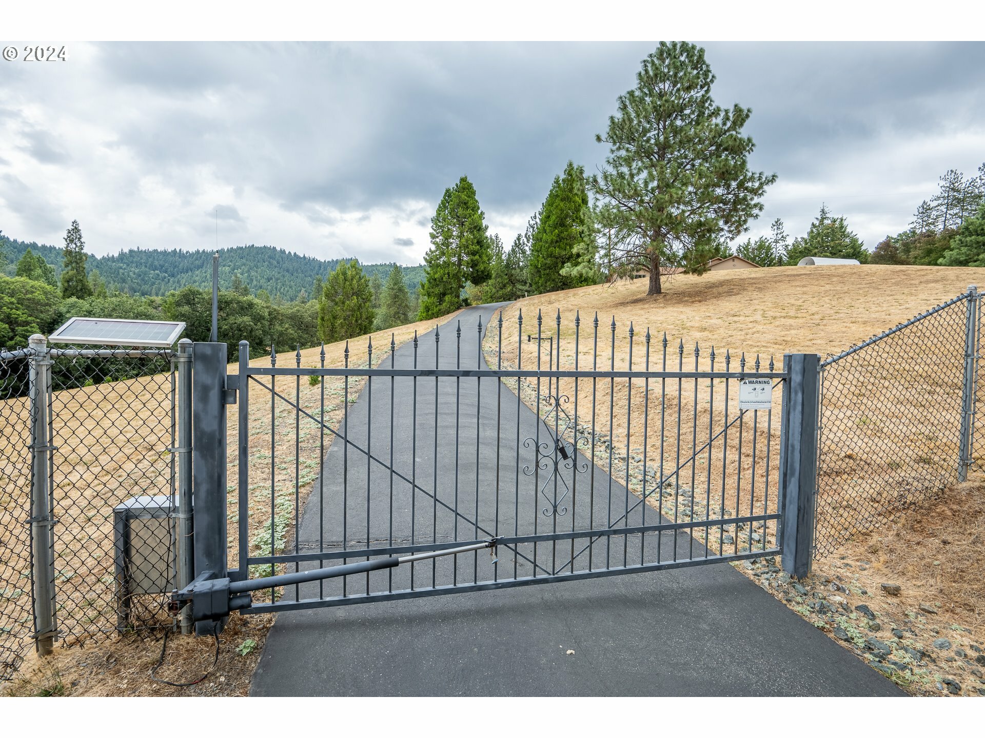 Property Photo:  6600 Tunnel Loop Rd  OR 97526 