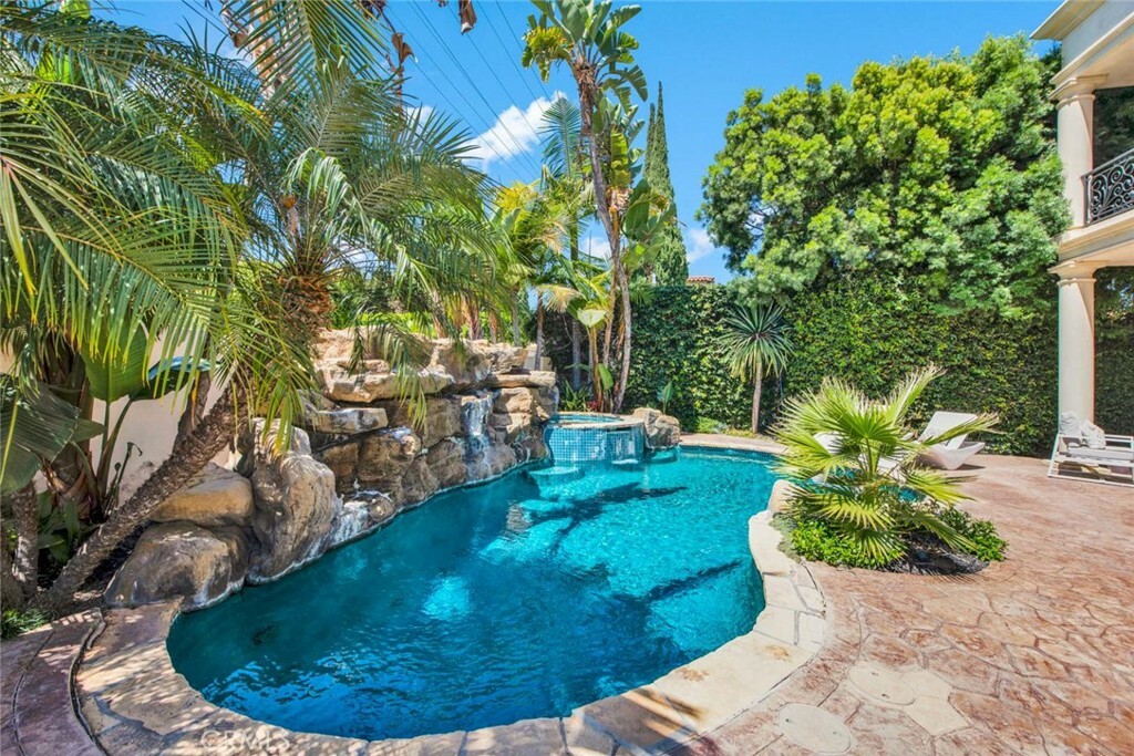 Property Photo:  123 N Doheny Drive  CA 90211 