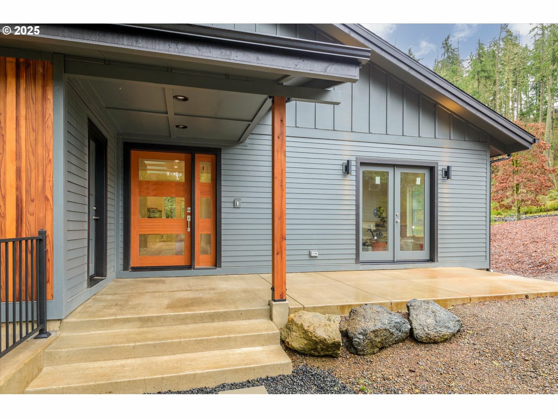 Property Photo: 4047 Southpointe Dr OR 97405