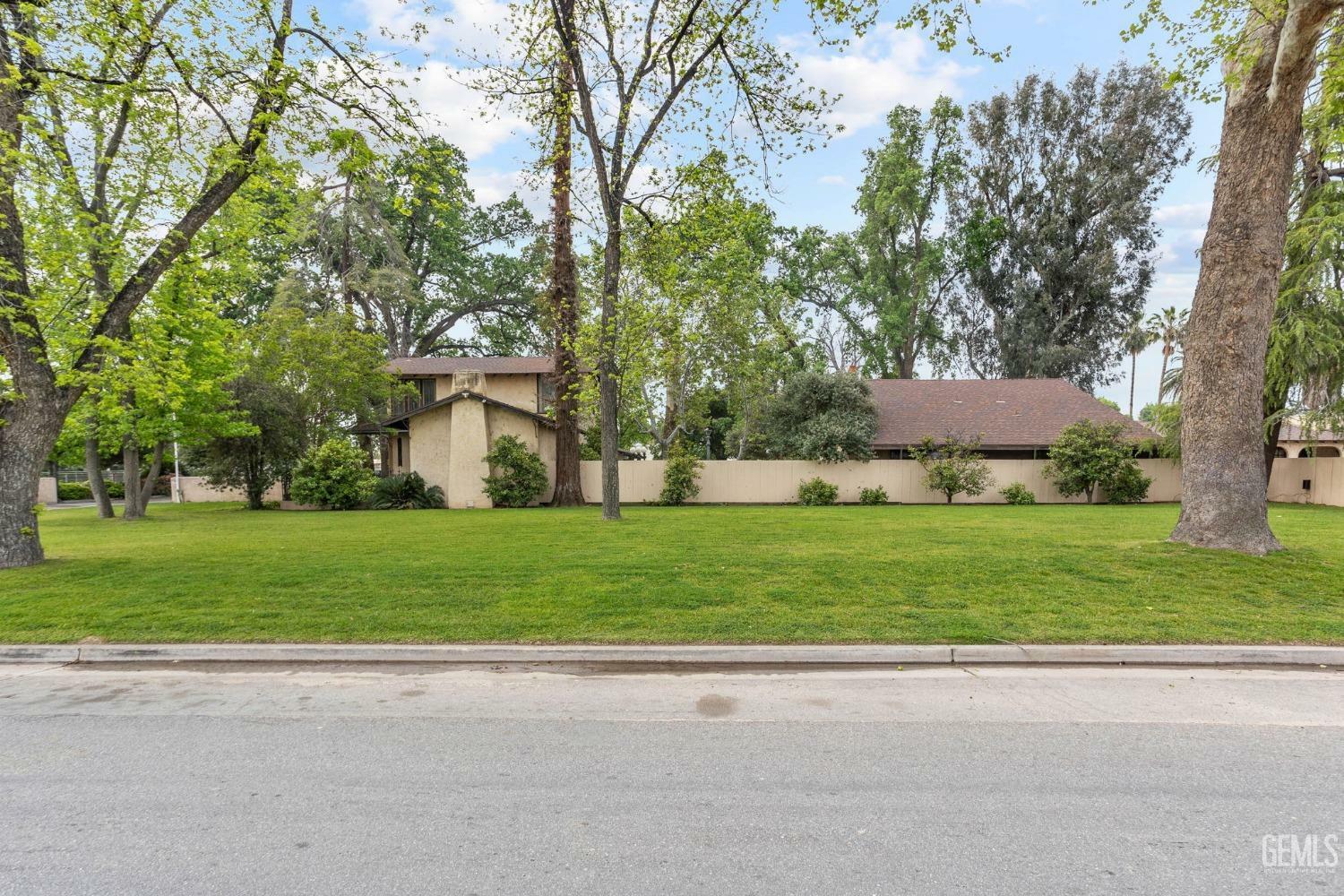 Property Photo:  415 E Belle Terrace  CA 93307 