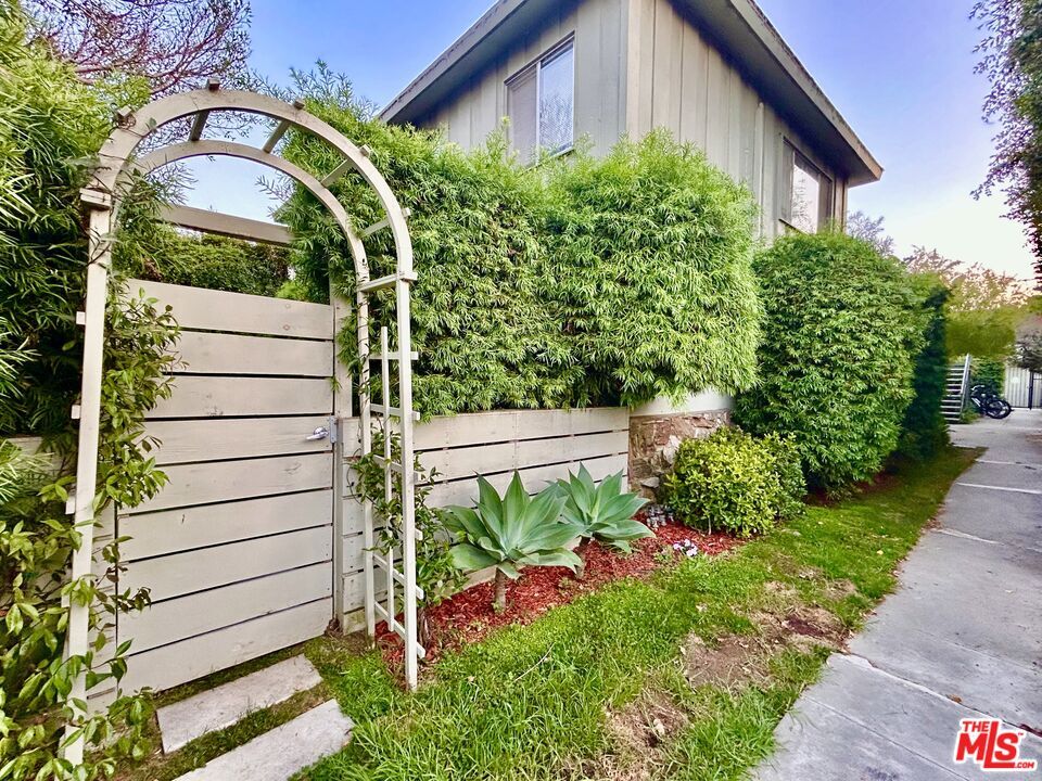 Property Photo: 1868 10th St CA 90404