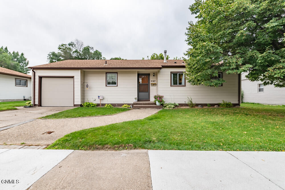 Property Photo: 597 Sunset Place ND 58504