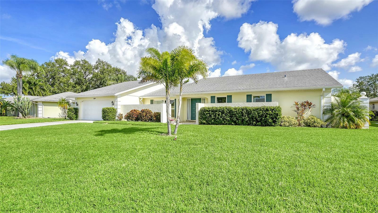 Property Photo:  5209 Palm Aire Drive  FL 34243 