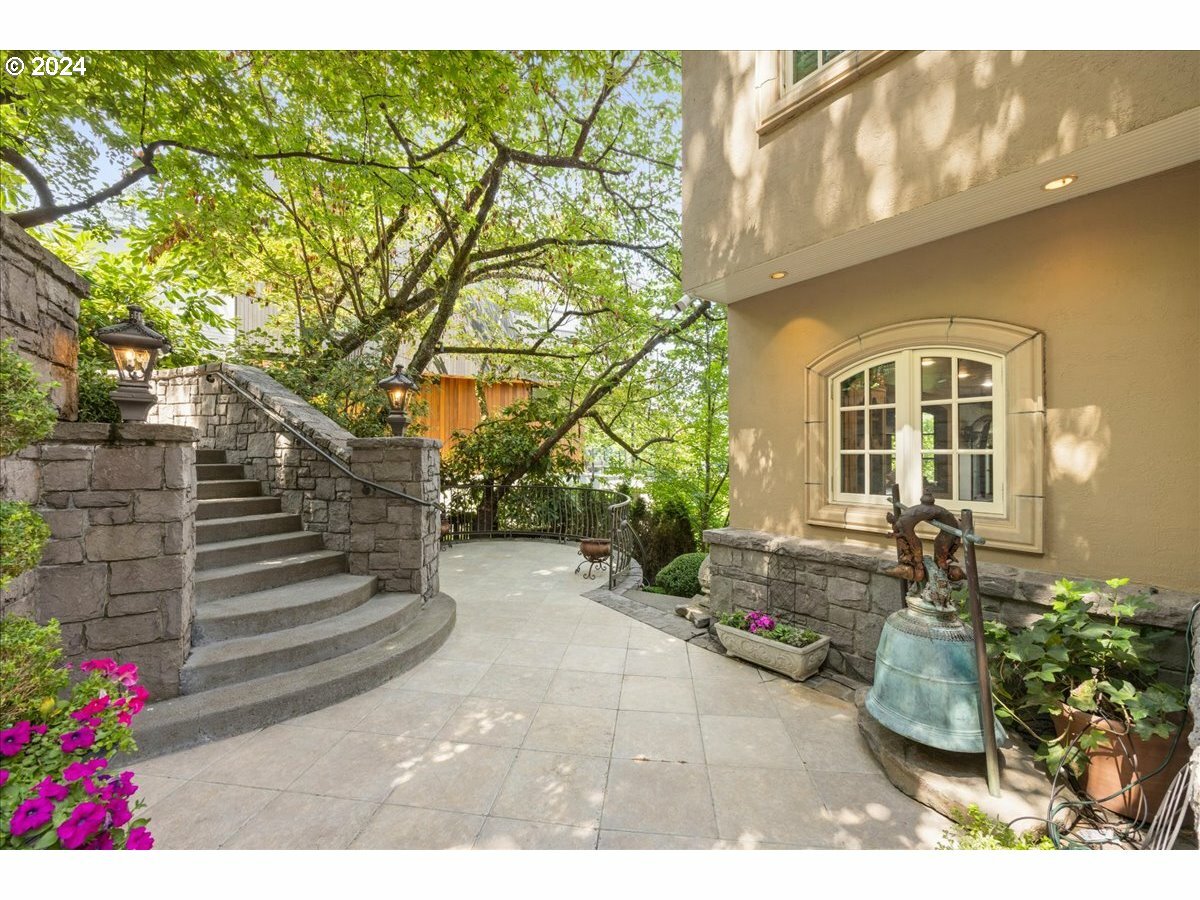 Property Photo: 1527 Lake Front Rd OR 97034